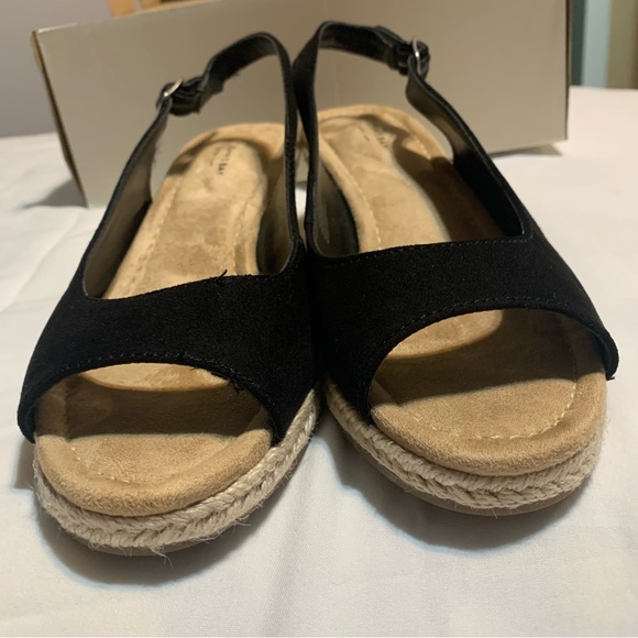 St. John's Bay Memory Foam Slingback Sandals. Size 7. Black with buckle. - Picture 6 of 15